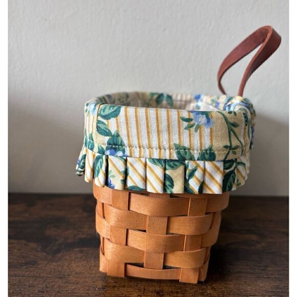 Longaberger 1999 Small Wall Hanging Basket with Leather Strap Signed w/Liner - Picture 4 of 9